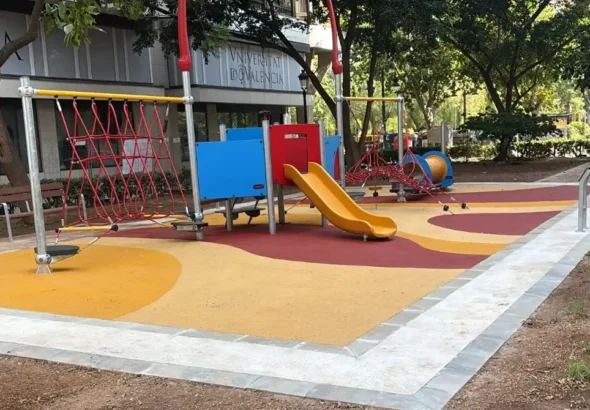 parque infantil de la plaza de la Legió Espanyola con juegos y pavimento de seguridad