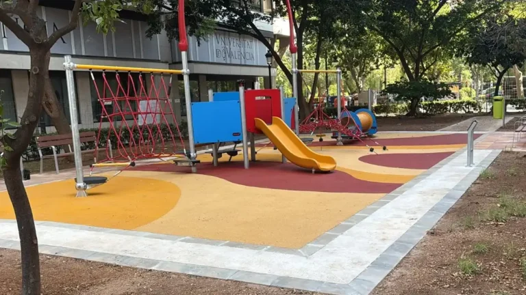 parque infantil de la plaza de la Legió Espanyola con juegos y pavimento de seguridad