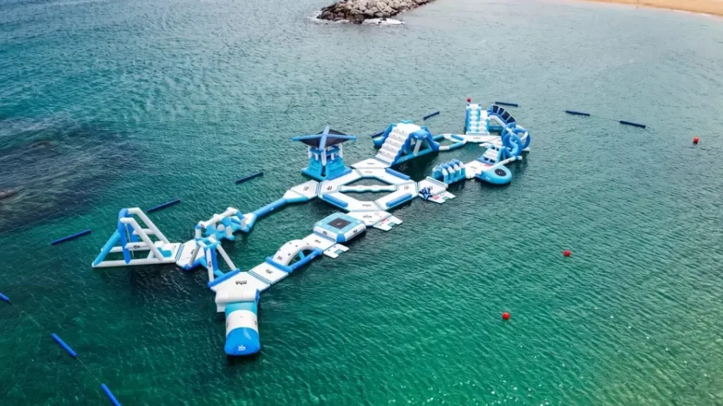 Imagen de uno de los parques acuáticos situados en la costa del Mediterráneo de color azul y blanco 