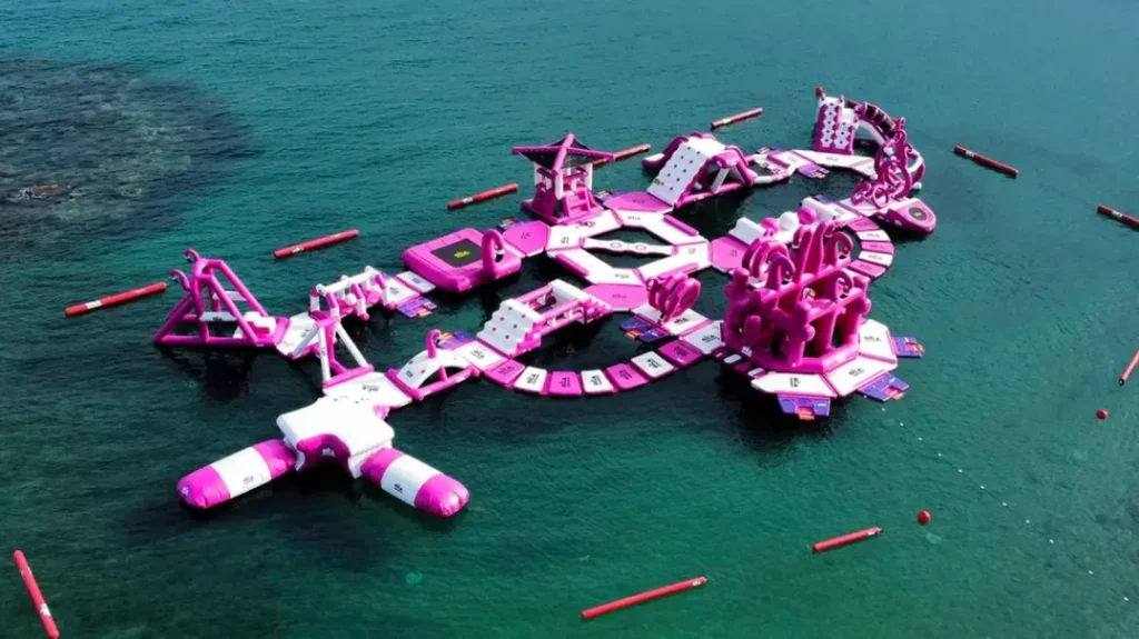 Imagen de los parques acuáticos que están situados por toda la costa del mediterráneo, con toboganes , y circuito sobre el agua