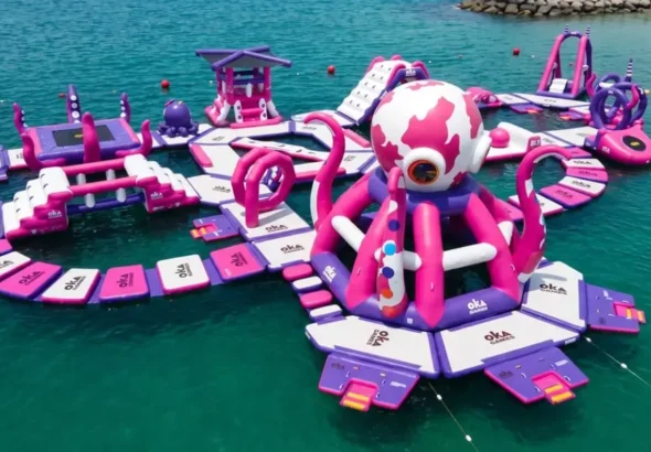 Imagen de uno de los parques acuáticos distribuidos por el mediterráneo de color rosa y morado