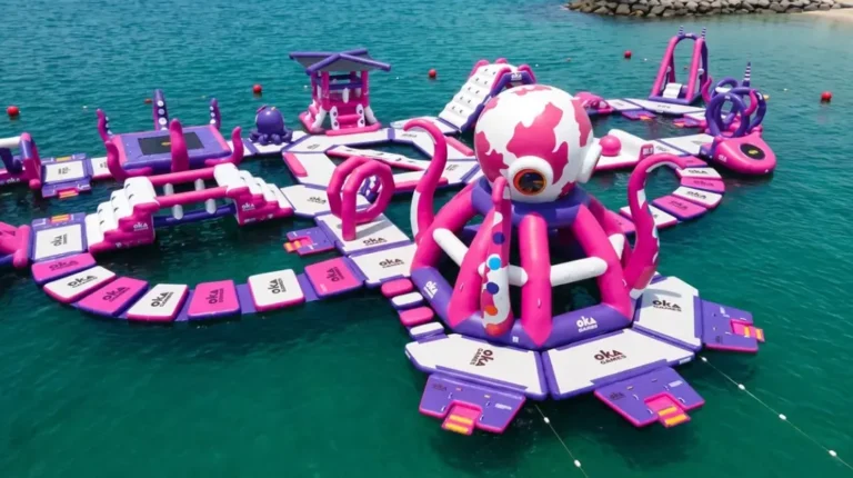 Imagen de uno de los parques acuáticos distribuidos por el mediterráneo de color rosa y morado
