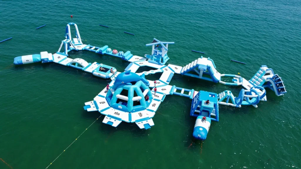 Imagen del parque acuáticos situado dentro de la playa de Benicassim, de color azul y blanco, con toboganes y circuito