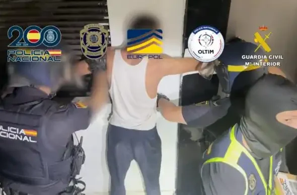 Imagen de la detención de las personas por presuntamente tráifco en el mediterráneo