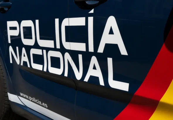 Policía Nacional en un vehículo oficial durante el dispositivo de seguridad de La Vuelta 2026