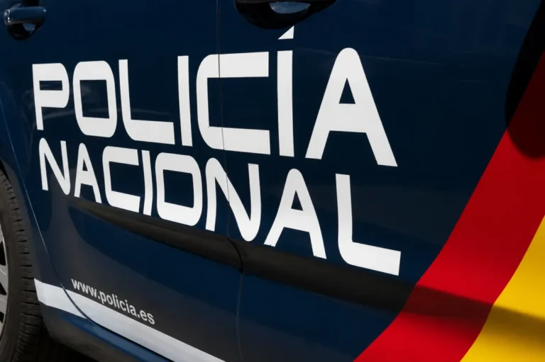 Policía Nacional en un vehículo oficial durante el dispositivo de seguridad de La Vuelta 2026