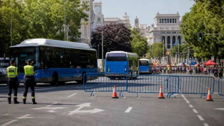 Tráfico en Madrid durante los cortes del Paseo del Prado por la Virgen de Urkupiña