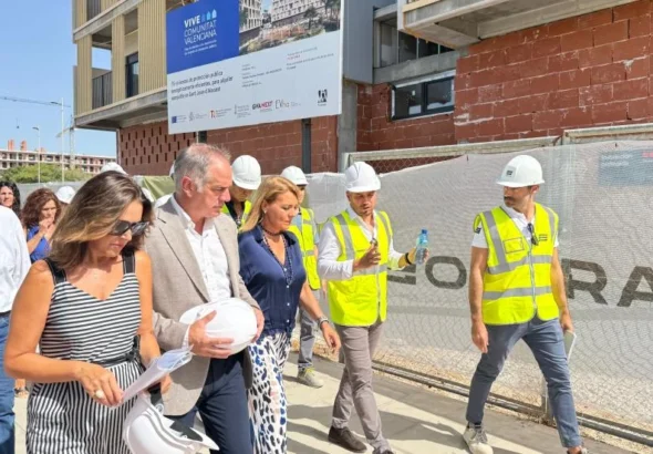 Vivienda protegida en construcción durante una visita institucional en Sant Joan d'Alacant