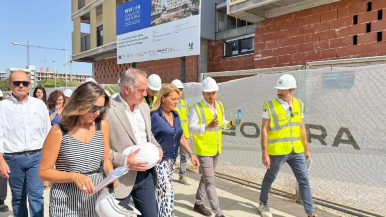 Vivienda protegida en construcción durante una visita institucional en Sant Joan d'Alacant