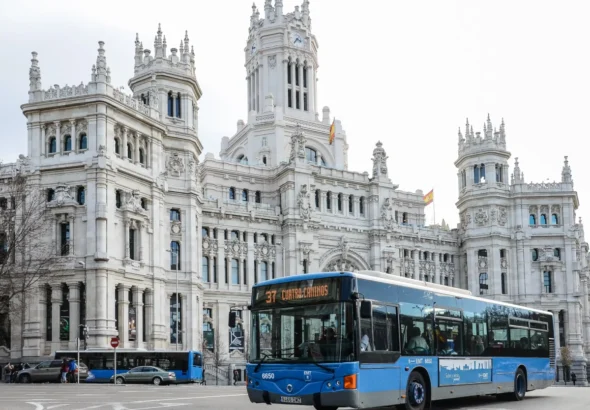 EMT Madrid gratis durante dos jornadas con un autobús municipal frente a Cibeles