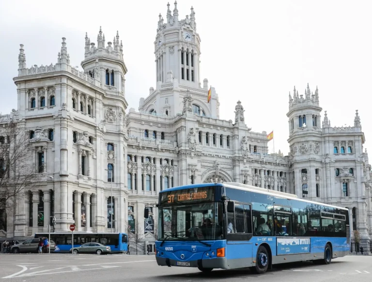 EMT Madrid gratis durante dos jornadas con un autobús municipal frente a Cibeles