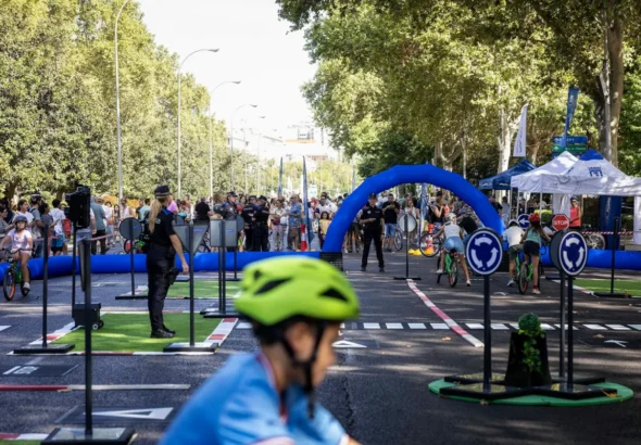 Actividades de la semana de la movilidad en Madrid con la avenida llena de bicis y vehículos sin motor