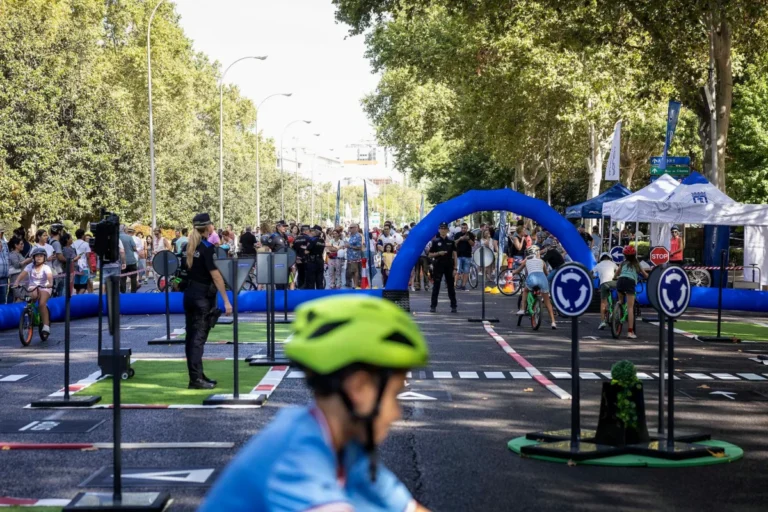 Actividades de la semana de la movilidad en Madrid con la avenida llena de bicis y vehículos sin motor
