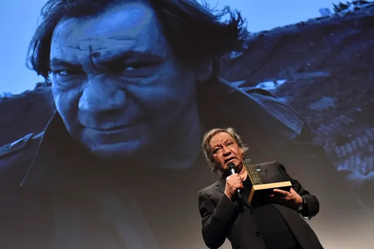 Tony Gatlif durante un acto cultural