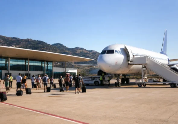 Avión de pasajeros en la pista del aeropuerto de Castellón