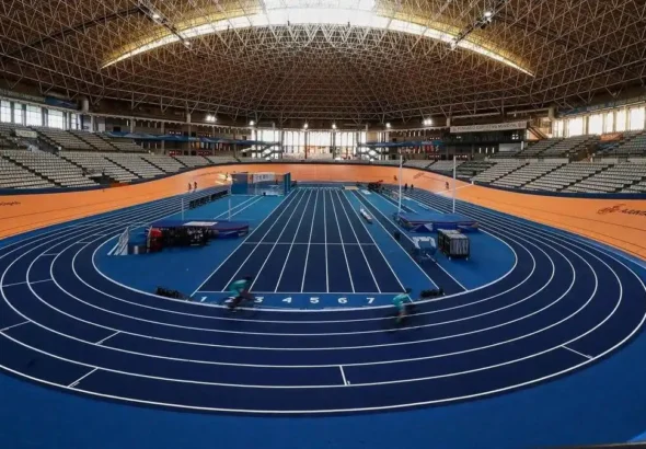 Atletismo en la pista del Palau Velòdrom Lluís Puig