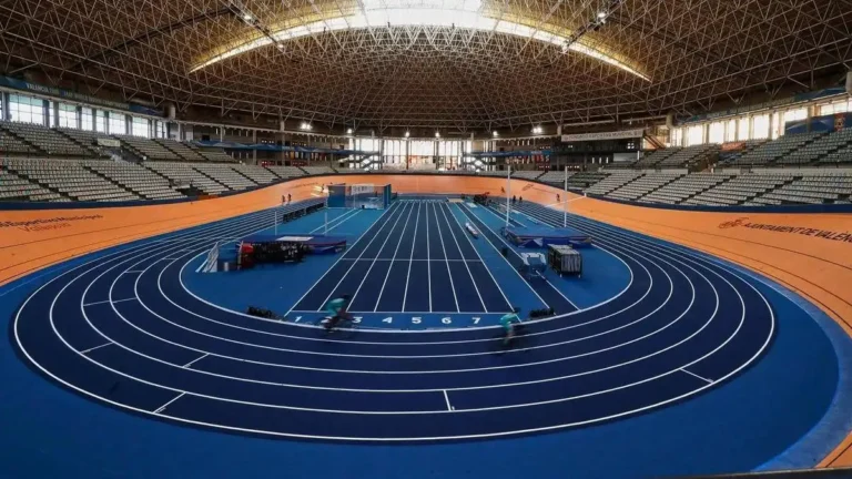 Atletismo en la pista del Palau Velòdrom Lluís Puig