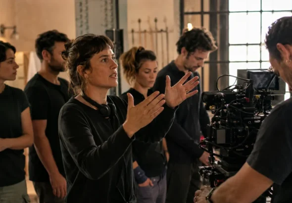 Ayudas al cine: directora y equipo técnico durante el rodaje de un largometraje