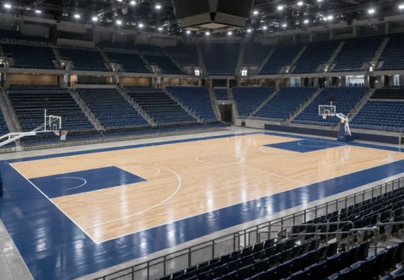 Baloncesto femenino en un pabellón vacío con la pista preparada para un partido internacional