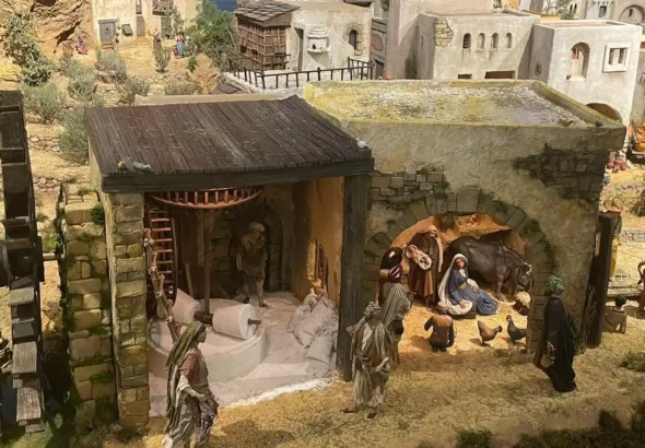 Belén de València con escenas del nacimiento y construcciones artesanales