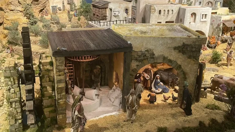 Belén de València con escenas del nacimiento y construcciones artesanales