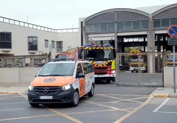 Vehículos de bomberos y emergencias a la salida de un parque de Valencia