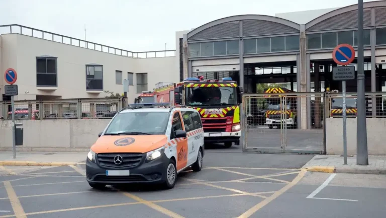 Vehículos de bomberos y emergencias a la salida de un parque de Valencia