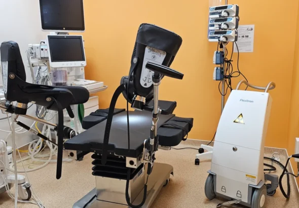 Equipo para braquiterapia en una sala del Hospital Clínico de València