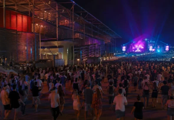 Brava Madrid Festival de música nocturno con público junto a Caja Mágica
