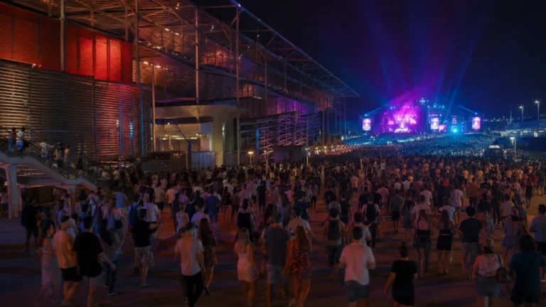 Brava Madrid Festival de música nocturno con público junto a Caja Mágica