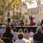 Público disfruta de una actividad cultural en València