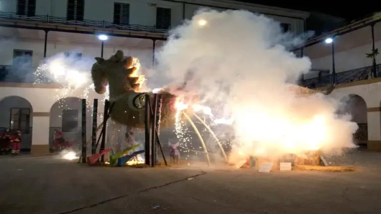 Cremà de una falla vinculada a las Fuerzas Armadas en València