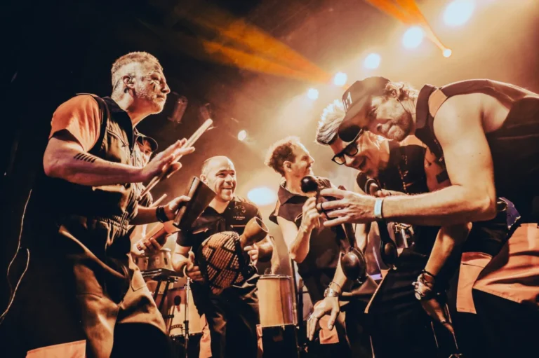 Músicos de La Bomba de Tiempo en un concierto en directo del festival Multiculturas de Madrid