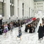 El Corte Inglés entra en la Fashion Week de madrid 2026, vista en la imagen a los modelos en la pasarela