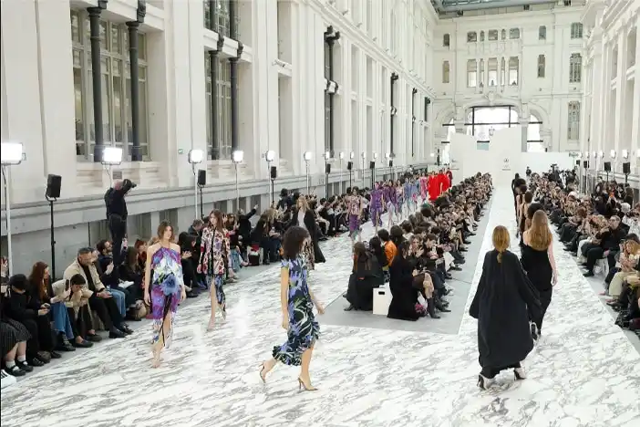 El Corte Inglés entra en la Fashion Week de madrid 2026, vista en la imagen a los modelos en la pasarela