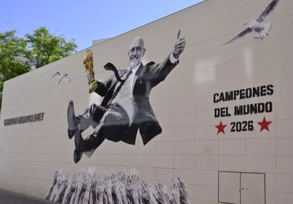 Mural de Alberto León en Montolivet con Luis de la Fuente sosteniendo la Copa del Mundo