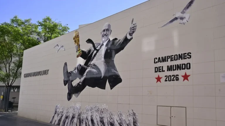 Mural de Alberto León en Montolivet con Luis de la Fuente sosteniendo la Copa del Mundo