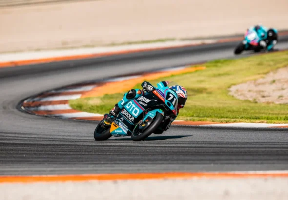 Pilotos de MotoJunior durante una carrera en circuito