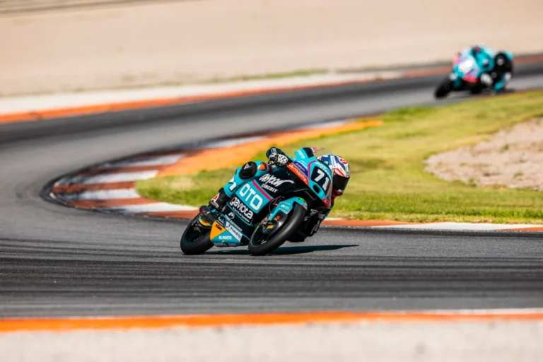 Pilotos de MotoJunior durante una carrera en circuito
