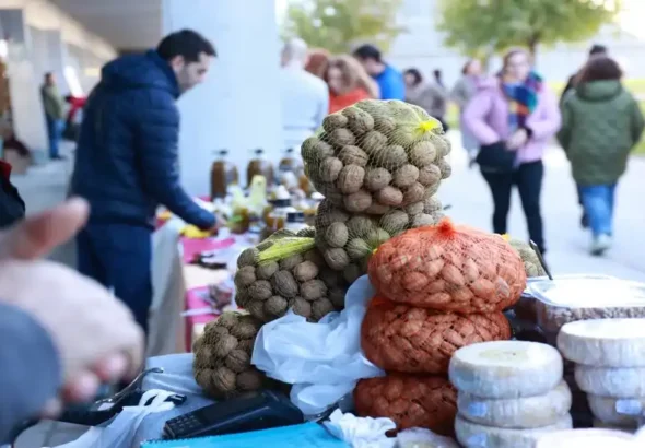 Productos locales certificados por Parque Natural de Andalucía expuestos en una feria