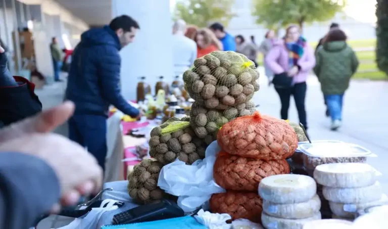 Productos locales certificados por Parque Natural de Andalucía expuestos en una feria