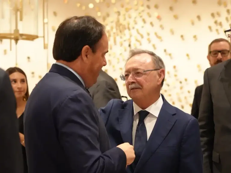 Juanfran Pérez Llorca conversa con Juan Jesús Vivas