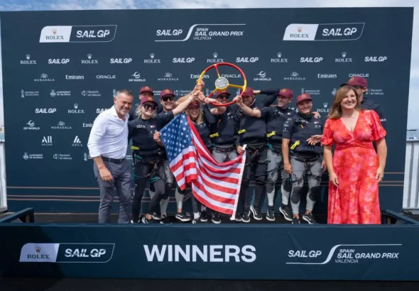 Equipo de Estados Unidos celebra la victoria en SailGP València