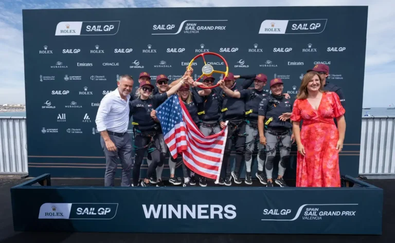 Equipo de Estados Unidos celebra la victoria en SailGP València