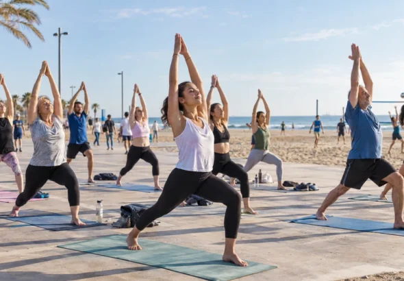 Semana Europea del Deporte en València: ciudadanía practica yoga en la playa
