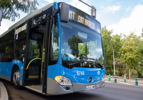 Shakira Madrid: autobús EMT Madrid en una calle con puerta abierta