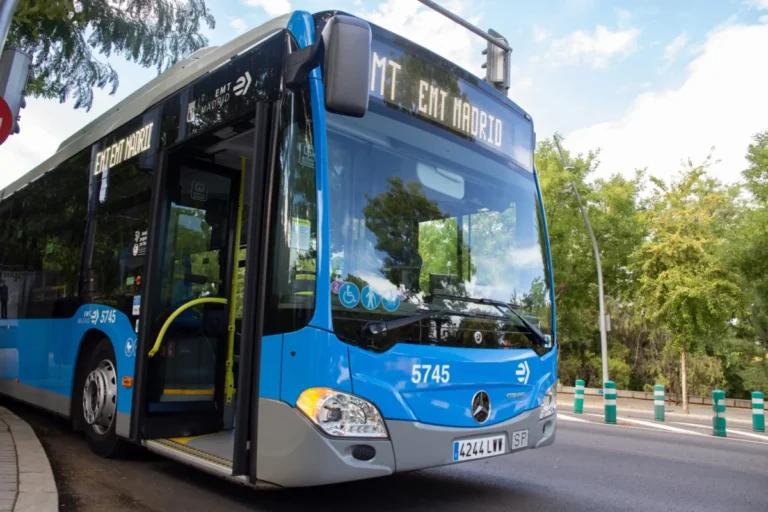 Shakira Madrid: autobús EMT Madrid en una calle con puerta abierta