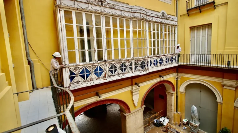 Recreación del patio del Museu de la Ciutat durante los preparativos para recibir obras de Sorolla