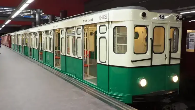 Trenes históricos de Metro de Madrid expuestos en la estación de Chamartín