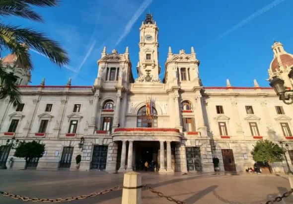 València muestra la fachada del Ayuntamiento bajo un cielo azul